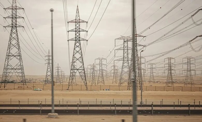 تعطل خطوط الكهرباء الكويتية بسبب سقوط الشظايا