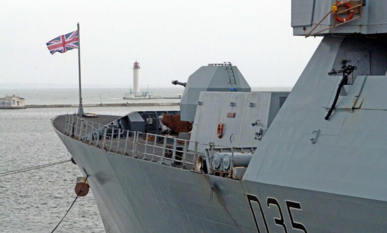 استهداف سفينتين تجاريتين بمقذوفات قرب مضيق هرمز واندلاع حرائق