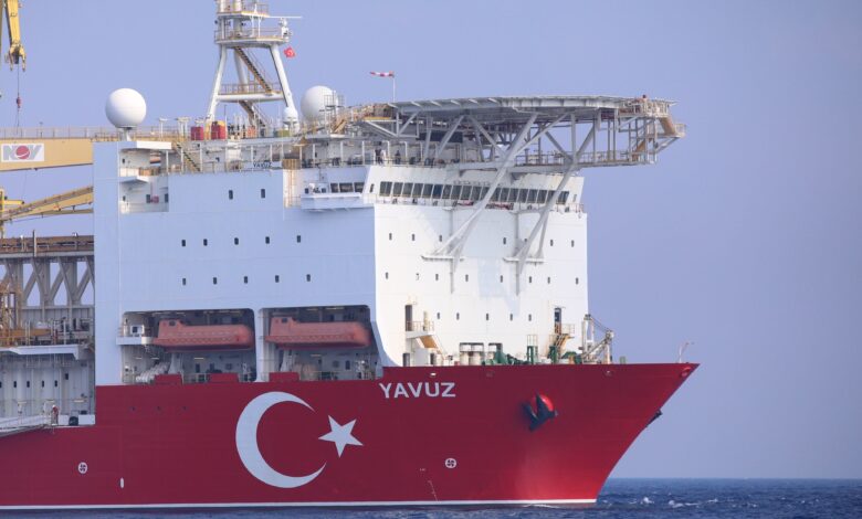 وزير النقل التركي يؤكد عبور سفينة تركية مضيق هرمز بإذن إيراني