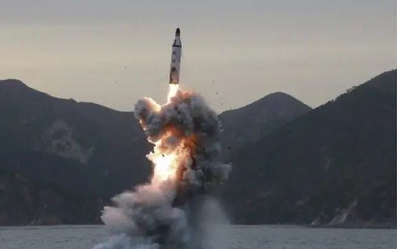 كوريا الشمالية تطلق صاروخاً باليستياً جديداً نحو بحر اليابان