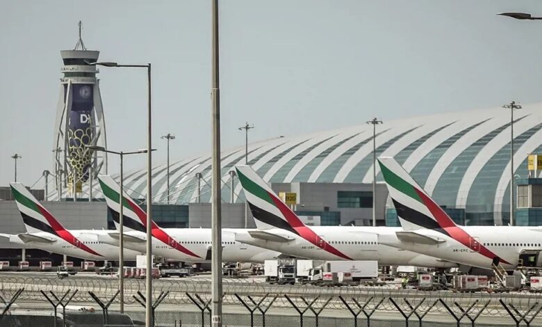 تعليق الطيران في مطار دبي الدولي بسبب هجوم بالمسيرات وحريق خزان الوقود