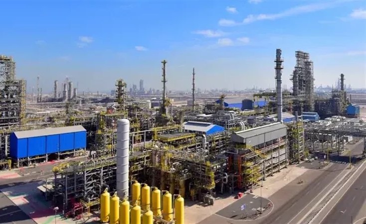 إغلاق مصفاة الأحمدي الكويتية: هجوم بالمسيرات يتسبب في حرائق ووقف التشغيل