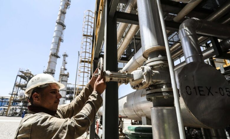 وزارة النفط العراقية تضمن استمرار الإنتاج وتؤكد كفاية المخزون الاستراتيجي للوقود