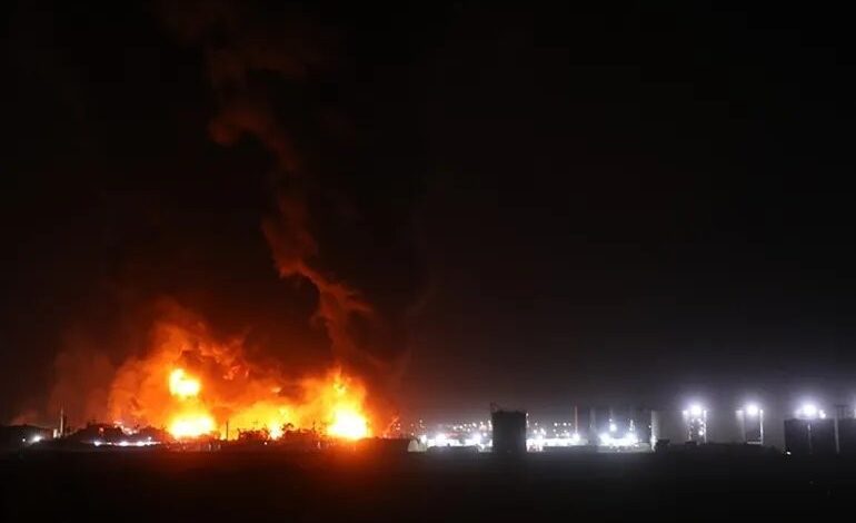 هجوم بطائرات مسيّرة يتسبب بحريق خزان وقود في مطار الكويت الدولي