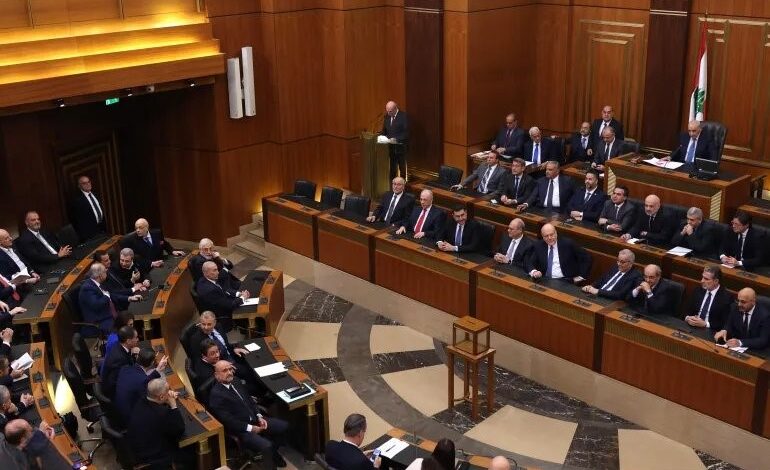 البرلمان اللبناني يمدد ولايته سنتين إضافيتين وسط الأزمات المستمرة