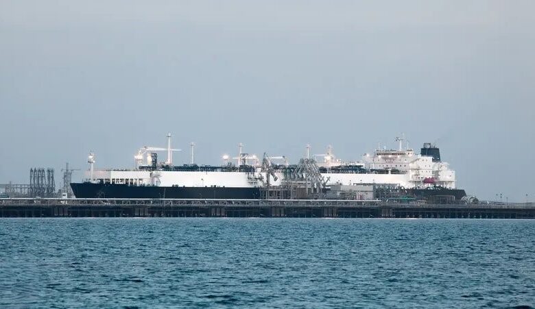 استهداف ناقلة نفط بمقذوف مجهول قبالة السواحل القطرية