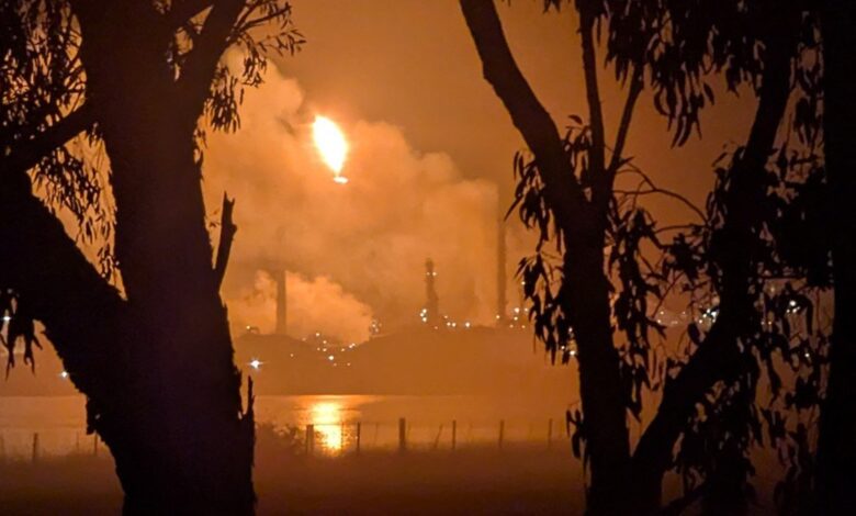 حريق مصفاة فيفا الأسترالية يهدد إمدادات الوقود بنسبة 10% من الاحتياج الوطني