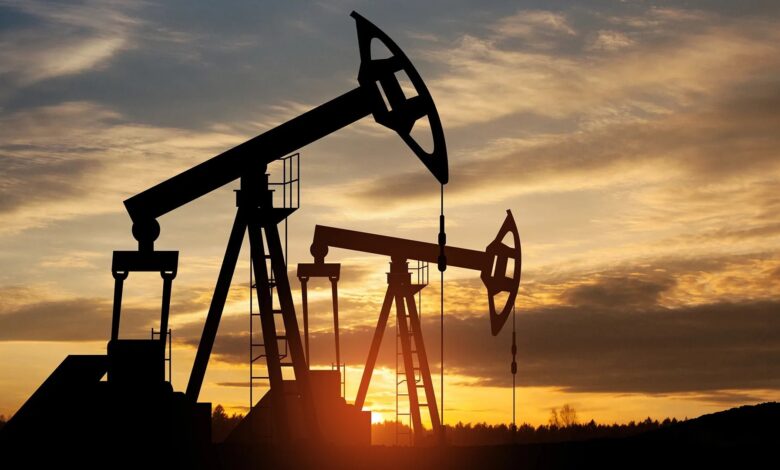 أسعار النفط تنخفض 10% مع إعلان إيران فتح مضيق هرمز بالكامل