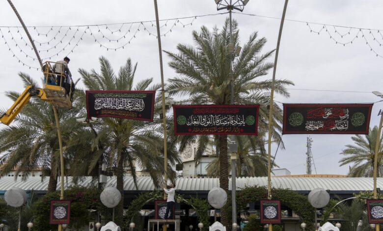 العتبة العباسية تحيي ذكرى شهادة الإمام جعفر الصادق بلافتات الحزن
