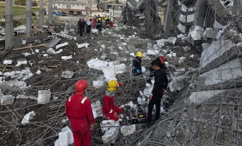 الدفاع المدني ينقذ 10 عمال وينتشل جثة واحدة بعد انهيار مبنى في كركوك