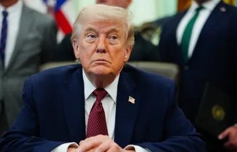 ترامب يكشف طلب إيران العاجل لفتح مضيق هرمز ووصف حالتها بالانهيار