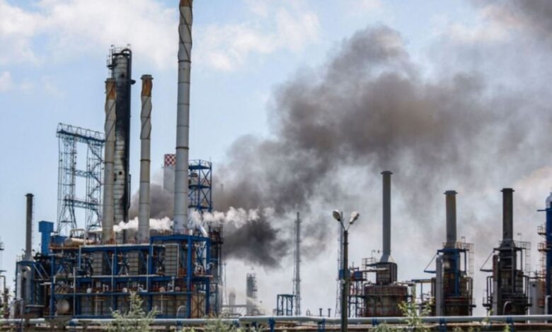 حرائق مصفاة ميناء الأحمدي الكويتية بعد هجوم الطائرات المسيرة