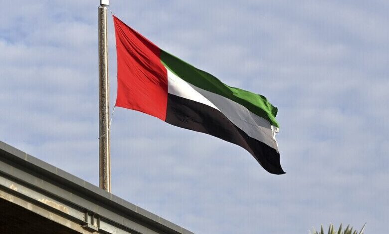 الدفاع الجوي الإماراتي يتصدى لـ 60 هدفاً إيرانياً بينها صواريخ باليستية ومسيّرات