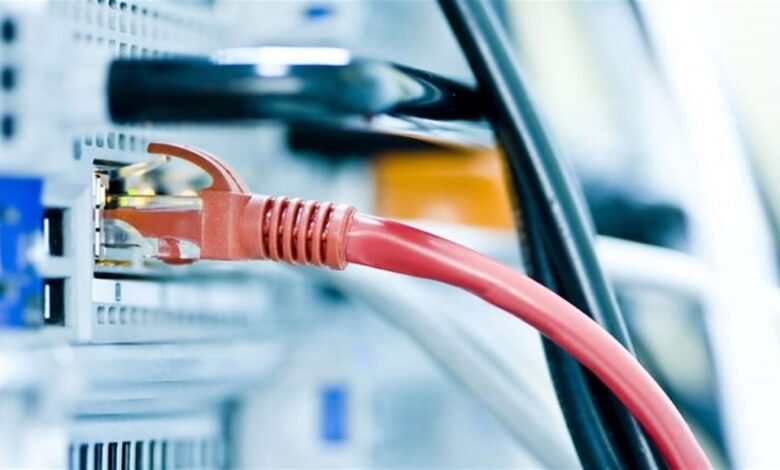 وزير الاتصالات يعلن قطع الإنترنت صباحاً خلال امتحانات المرحلة المتوسطة لمنع الغش