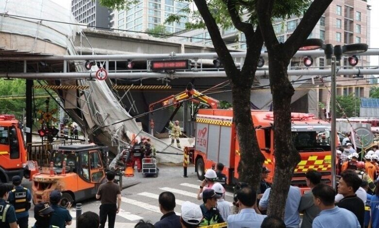 حادث انهيار جسر مأساوي في سيئول يودي بحياة ثلاثة عمال ويعطل حركة النقل