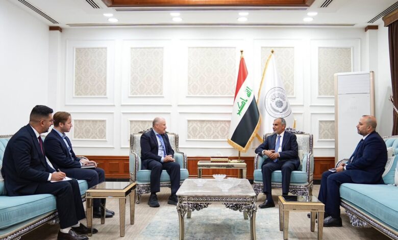وزير المالية يبحث تطوير موازنة البرامج مع السفير الأسترالي