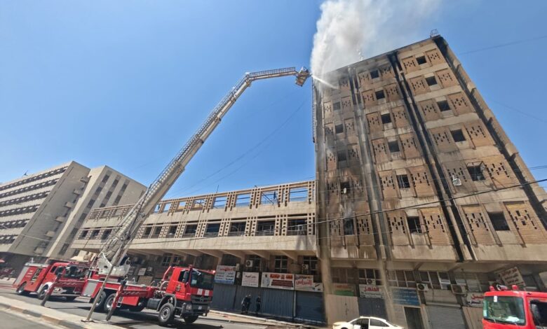 فرق الدفاع المدني تنقذ عوائل من حريق بناية تجارية في بغداد