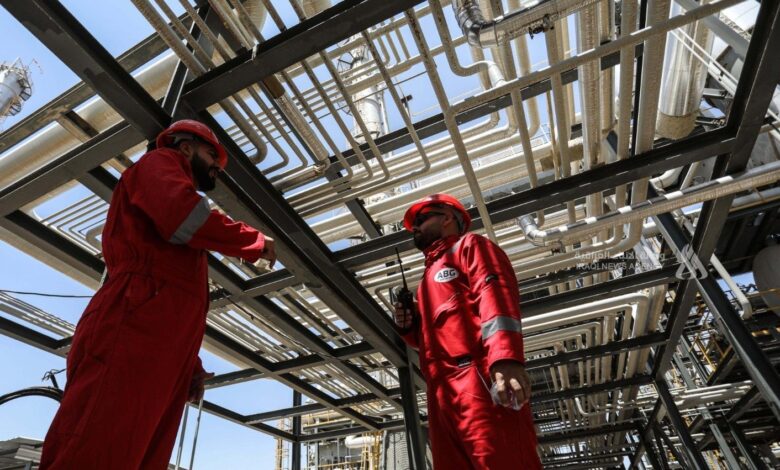 النفط تعلن مشاريع استراتيجية لإنهاء حرق الغاز وتعزيز الطاقة الشمسية