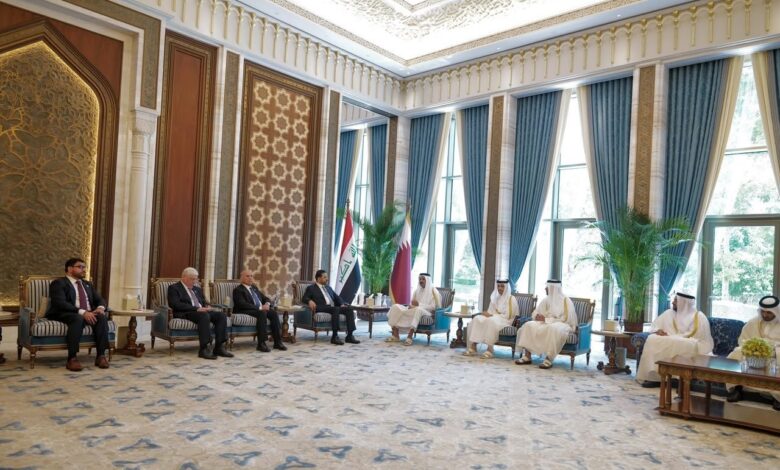 الزيدي وتميم يبحثان في الدوحة تعزيز العلاقات ويدعمان الحلول الدبلوماسية للأزمات