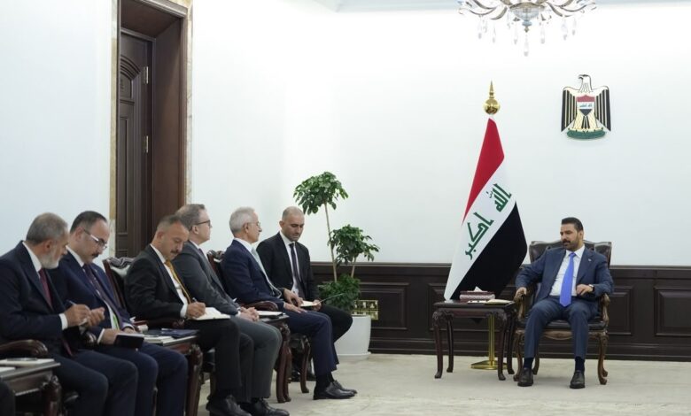 رئيس الوزراء يبحث مع وزير النقل التركي تعزيز الشراكة الاقتصادية وطريق التنمية