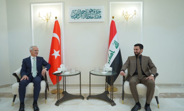 وزير الاتصالات والوزير التركي يناقشان تعزيز الشراكات ومشاريع الربط الإقليمي