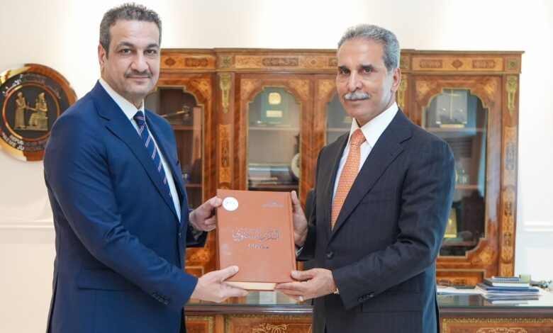 رسميًا رئيس مجلس القضاء الأعلى يتسلم تقرير الرقابة المالية لعام 2025