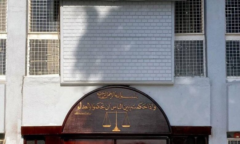 ثلاثة أحكام بالسجن لمدان بانتحال صفة موظف في مكتب رئيس مجلس القضاء