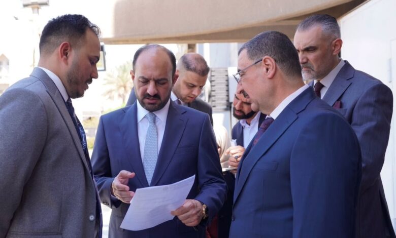جولة ميدانية لوزير الصناعة لتسهيل معاملات المراجعين