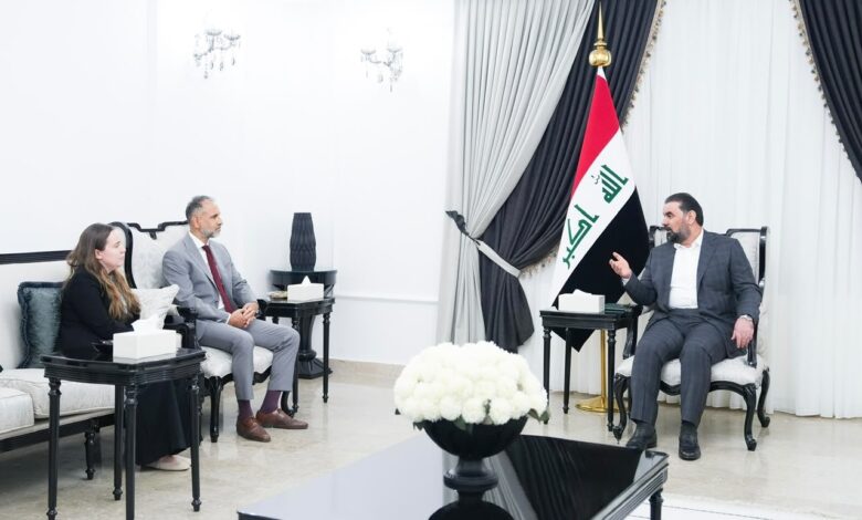 الحلبوسي يستقبل السفير البريطاني لتعزيز العلاقات العراقية البريطانية