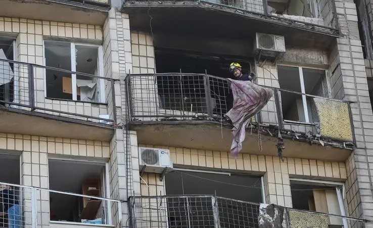 هجوم صواريخ باليستية روسية على كييف مع اعتراض 211 مسيرة أوكرانية