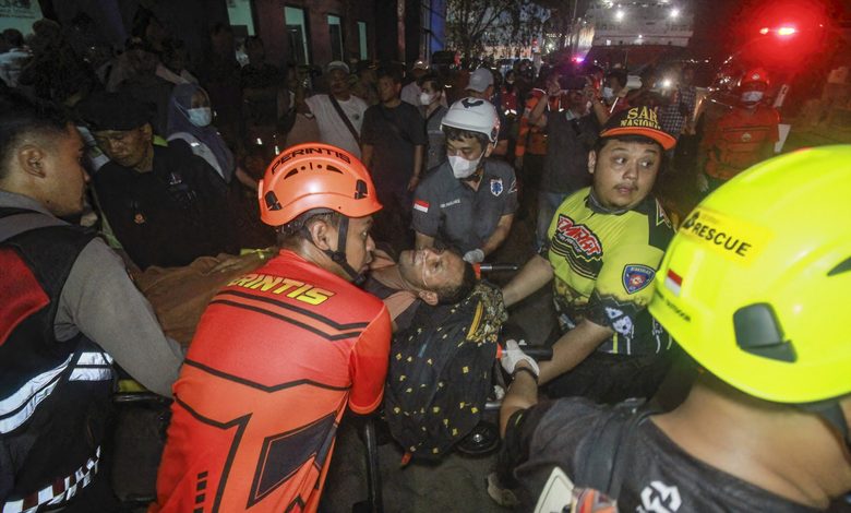 كارثة بحرية في إندونيسيا: غرق عبّارة يودي بحياة ستة أشخاص وفقدان 129 آخرين