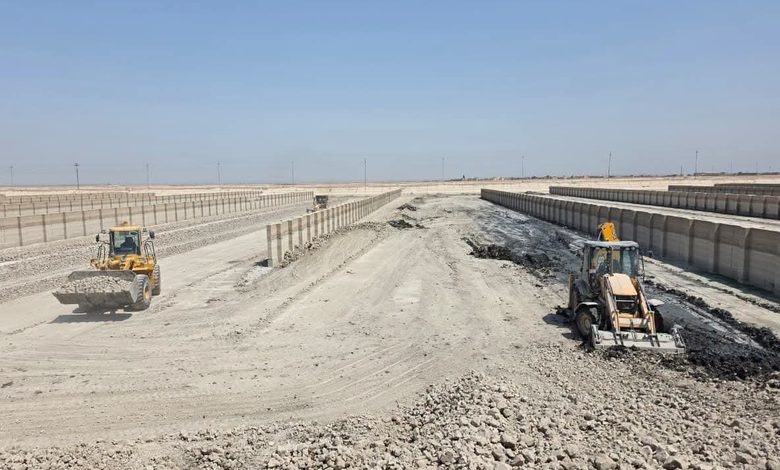 وزارة الموارد المائية تُنهي عملية تنظيف حوض مشروع ماء البصرة